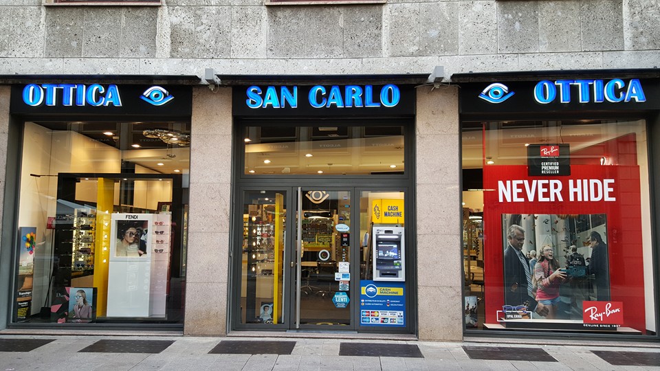 Interno del negozio Ottica San Carlo Milano